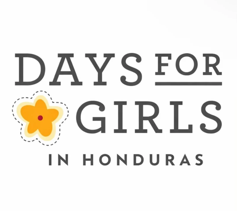 Logotipo de Days for Girls in Honduras: las palabras «Days for Girls» con una flor amarilla y, debajo, «in Honduras».